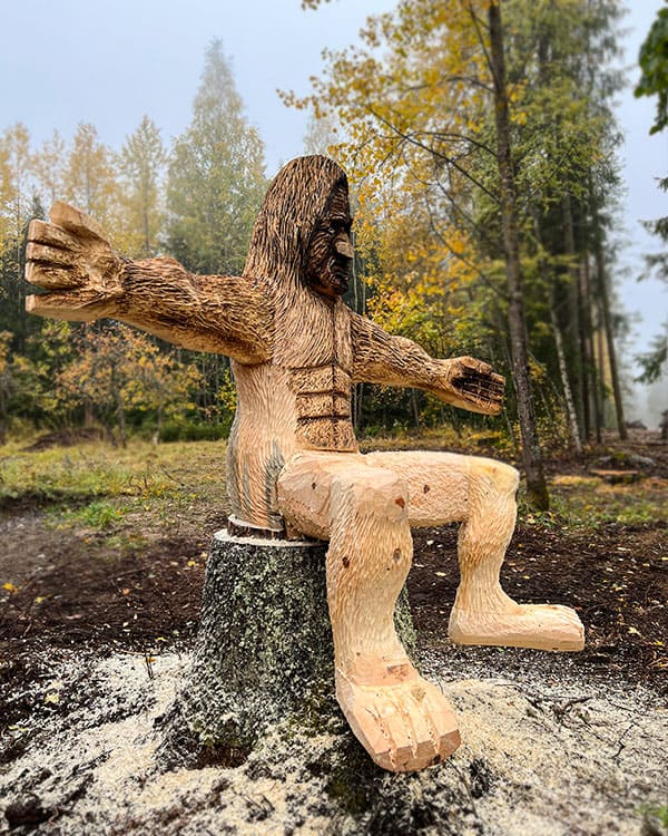 Bigfoot veistos jalustan päällä