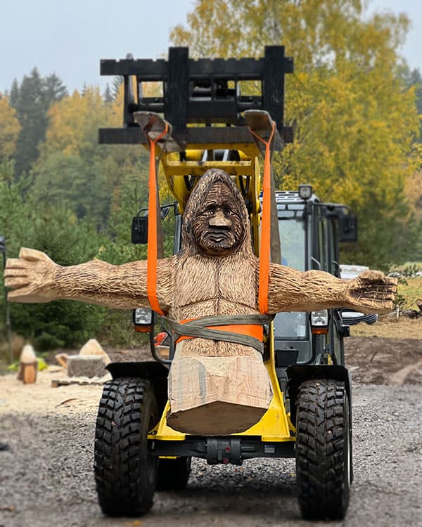 Bigfoot taideteosta siirretään kuormaajalla