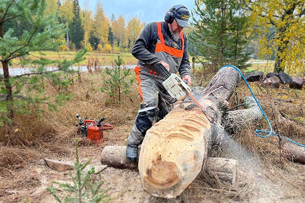 Juha Käkelä veistää Greenman teosta