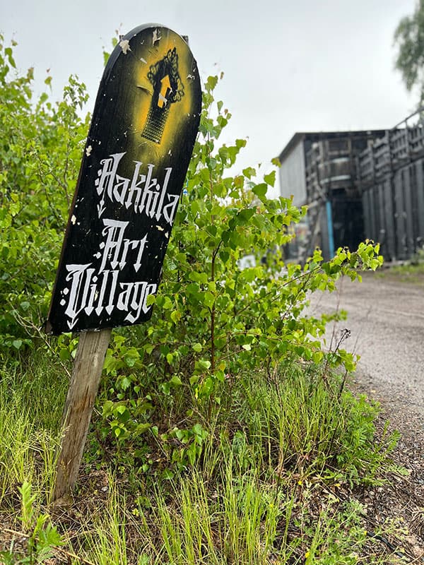 Hakkila Art Village kyltti