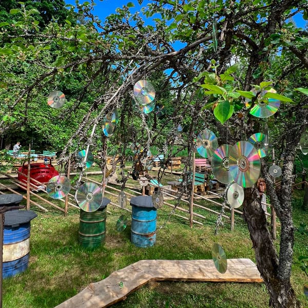 Middle-of-Nowhere-taidekahvilan-CD-levypuu