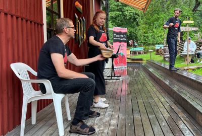 Teatteri mansikkapaikka esiintymässä Middle of Nowhere taidepuistolla