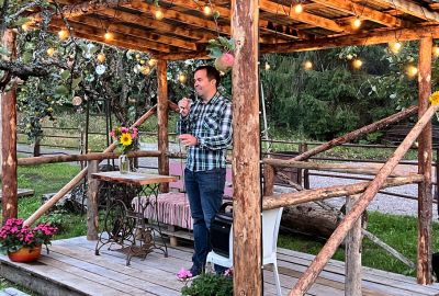 Stand Up show Middle of Nowhere taidepuistossa