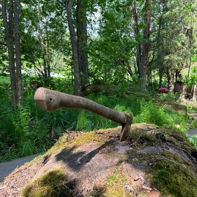 Kirves lyötynä kiveen
