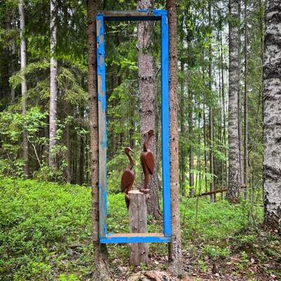 Kaksi puusta tehtyä Kurkea