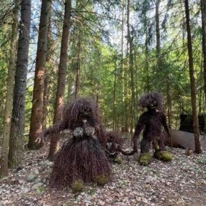 Pia Jokisen risuista tehdyt "Örkit" metsässä